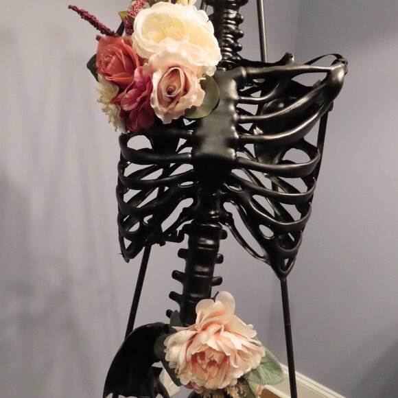 Hand Made - Beautiful - Black Skeleton Bust and Torso with Silk Flowers - Picture 6 of 6